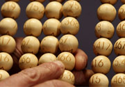 Recuento de bolas previo a la celebración de el sorteo de la Lotería de Navidad