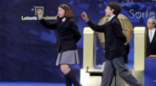 Sorteo niños de San Ildefonso repartiendo un premio